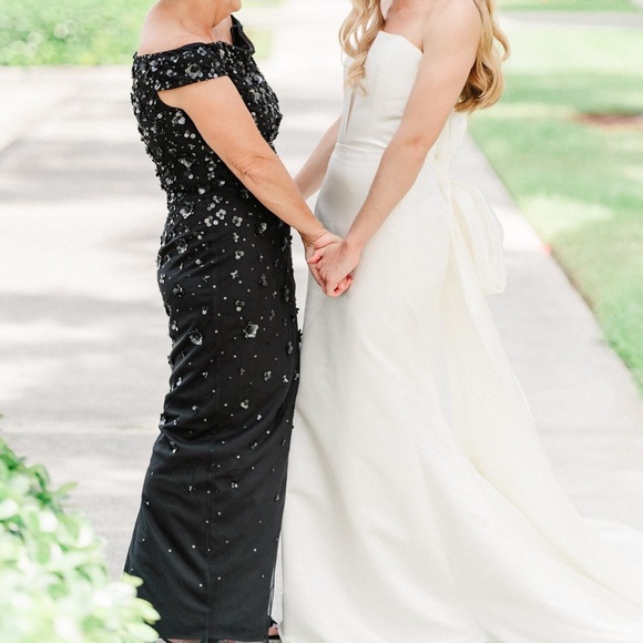 White bridal gown with removable bow - Picture 3 of 8